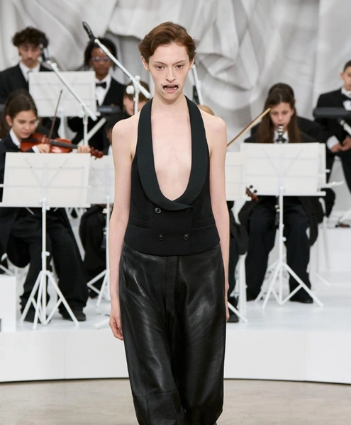 Фэшн-хоррор: Почему модели на шоу Maison Margiela весна-лето 2026 выглядели как из фильма ужаса? | Источник: Maison Margiela