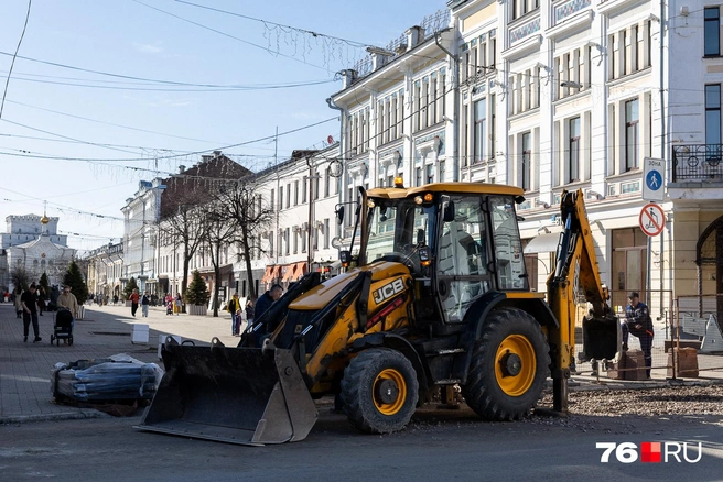 На улице Кирова много гуляющих, но путь к Советской площади уже перекрывают работы  | Источник: Евгений Кудрявцев / 76.RU 