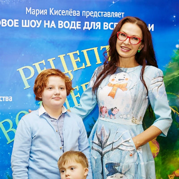 Эвелина Бледанс с сыном Семеном и гостем вечера | Источник: Пресс-служба