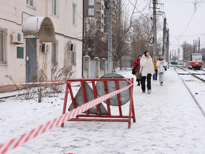 Для обеспечения безопасности пешеходов место аварии огородили. | Источник: Алексей Волхонский / V1.RU