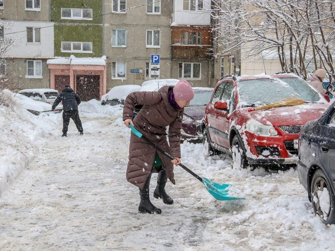 Они расчищали дорожки к подъездам своих домов. | Источник: Наталья Бурухина / NN.RU
