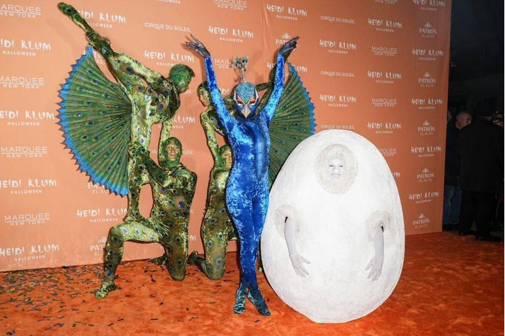 Хайди Клум в костюме павлина и Пэрис Хилтон в роли Бритни Спирс: лучшие костюмы звёзд на Хэллоуин🎃