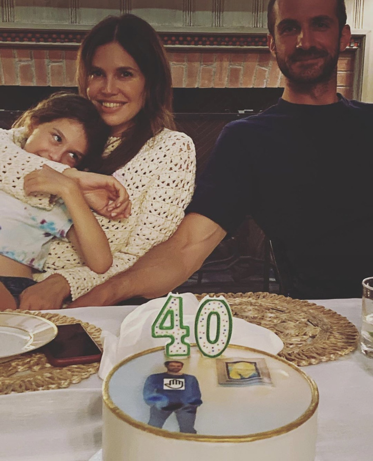 Даша Жукова в кремовом кроше на редком семейном фото с мужем-миллиардером и дочерью