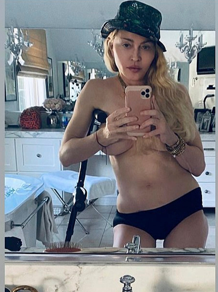 61-летняя Мадонна выложила фото топлес,