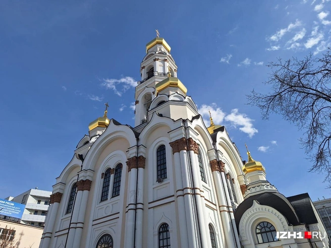 Направляясь из центра города по улице 8 Марта в сторону ТЦ «Гринвич», вы увидите красивый храм Большой Златоуст | Источник: Юлия Дёмина / IZH1.RU