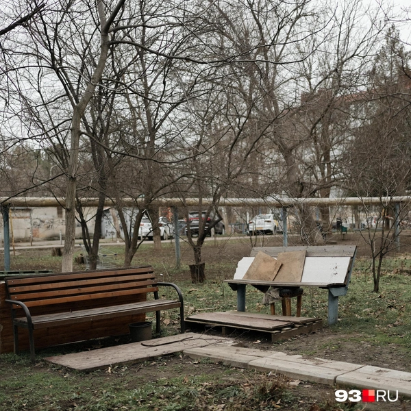 Люди сами ремонтируют лавочки | Источник: Дарья Паращенко / 93.RU