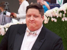 Друзья, гитара и душевные песни: близкие поделились кадрами последних дней Романа Попова