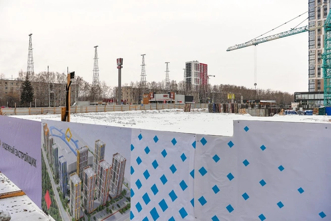 Стройка ведется прямо через дорогу от ТРЦ Veer Mall | Источник: Максим Воробьев