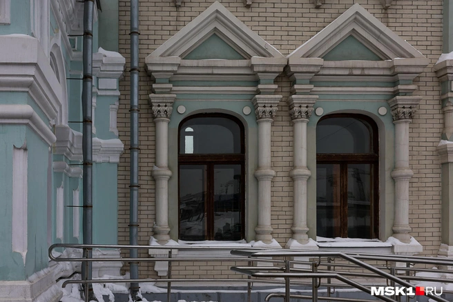 К сожалению, к окнам вокзала практически не подойти, за периметром строго следит охрана. Но сквозь них видно, что здание очень просторное | Источник: Артем Устюжанин / MSK1.RU