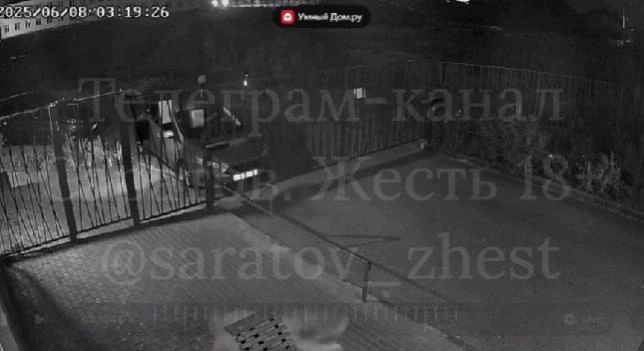 Видео зафиксировала камера на доме | Источник: Саратов. Жесть 18+ / Telegram