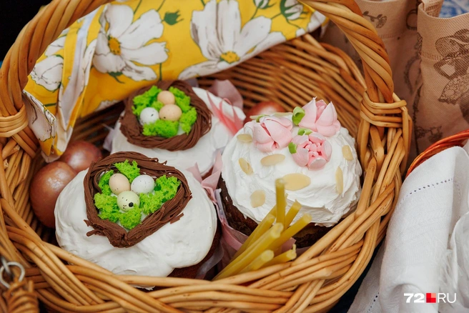 Очень аппетитно выглядят куличи с шоколадными гнездами и бутонами роз. Такие угощения&nbsp;— это просто украшение стола. Или вы за ту яркую посыпку из детства? | Источник: Ирина Шарова / 72.RU