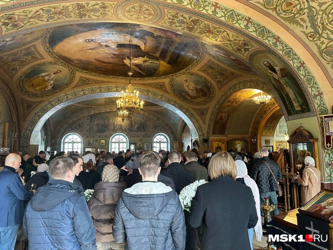 Десятки людей собрались в храме, чтобы проститься с 13-летней девочкой, утонувшей в Звенигороде | Источник: MSK1.RU