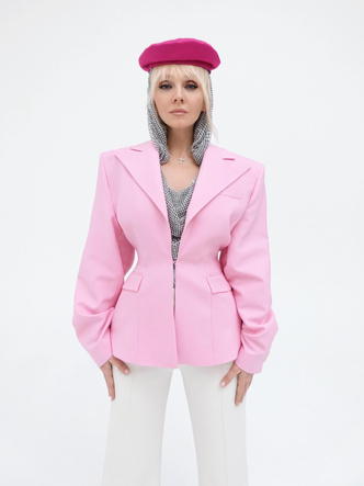 Роковая женщина: смелая кожа, дерзкий розовый, шляпы и другие модные тренды — показывает певица Валерия