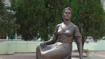 Бронзовый памятник Нонне Мордюковой в Ейске установлен возле кинотеатра «Звезда» | Источник: со страницы фан-клуба https://my.mail.ru/community/alex_romanov_msk/