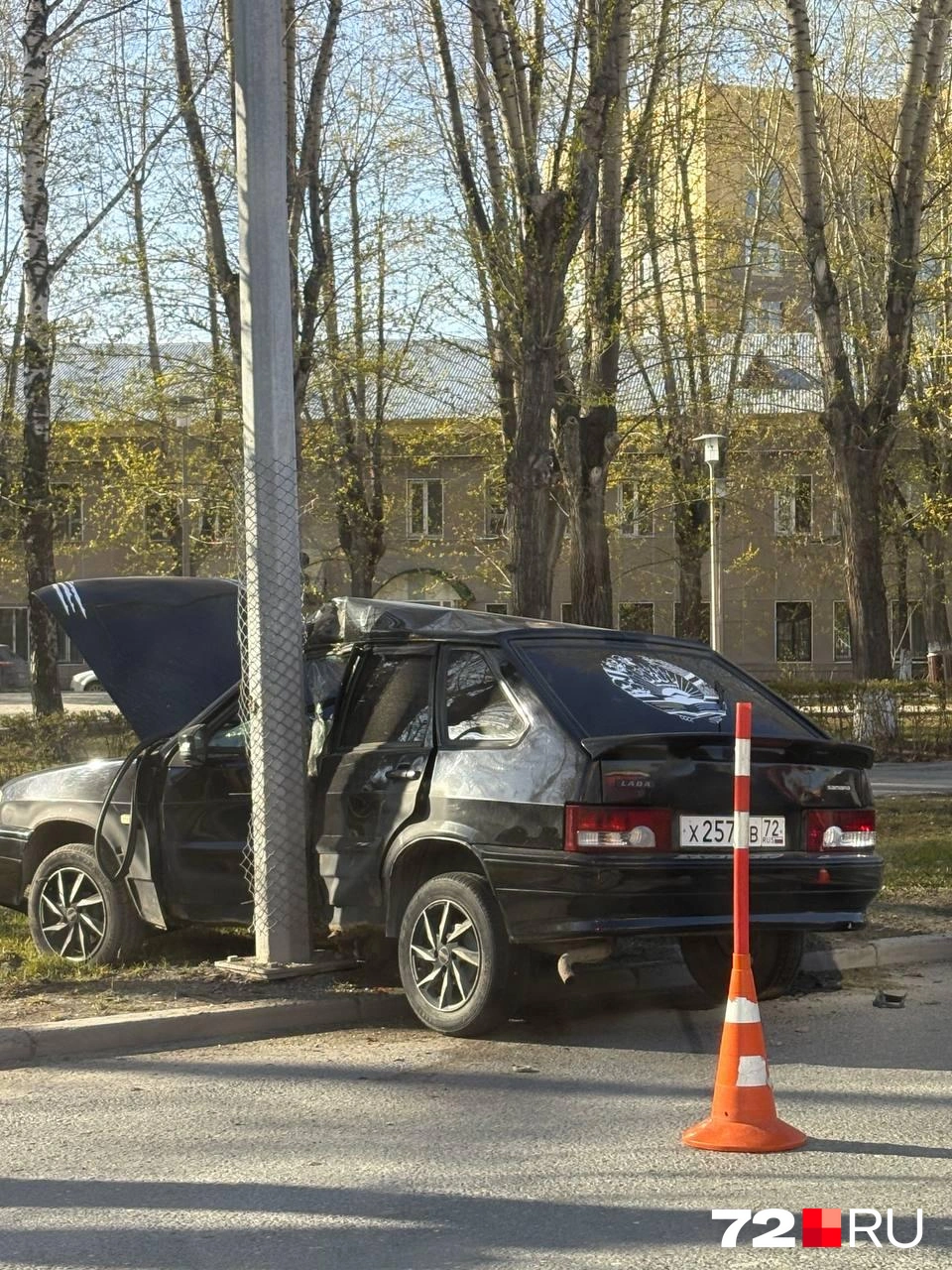 Мужчина врезался на скорости на машине в столб | Источник: читатель / 72.RU