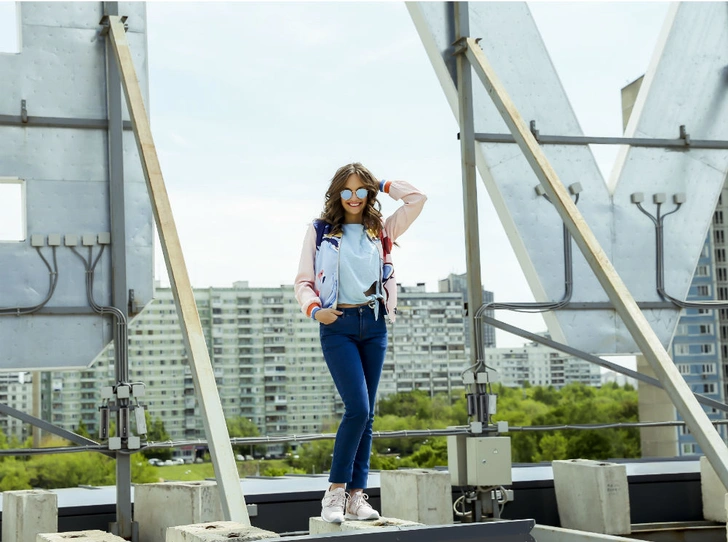 На Марии: Очки RAY BAN, кроссовки New Balance, топ FiNN FLARE, джинсы SELA, бомбер Tom Tailor