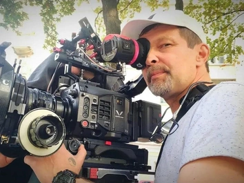 Первые секунды после убийства режиссера Сергея Политика попали на видео: преступник вытирает кровь с ножа и уходит