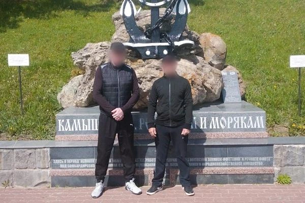 В Камышине мужчины сделали фото на фоне памятника морякам и речникам | Источник: УФСИН России по Волгоградской области