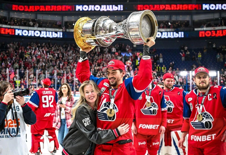 Артур Каюмов («Локомотив») с Кубком Гагарина. Игроки ХК «Локомотив» победили в финале плей-офф чемпионата КХЛ в Ярославле. Команда стала обладателем Кубка Гагарина. 21.05.2025 | Источник: РИА Новости/Сергей Бобылев