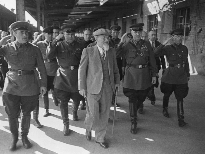 Апрель 1940 года, Выборг. Михаил Калинин в центре во время встречи на вокзале. | Источник: В. Иванов/ТАСС