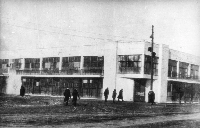 Часть рабочих ходила в здание ЦУМа | Источник: ГАКО / https://arhiv42.ru/
