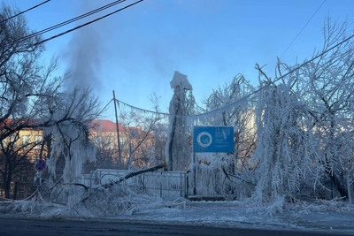 Улица Чапаева во Владивостоке в ледяном хаосе из-за порыва