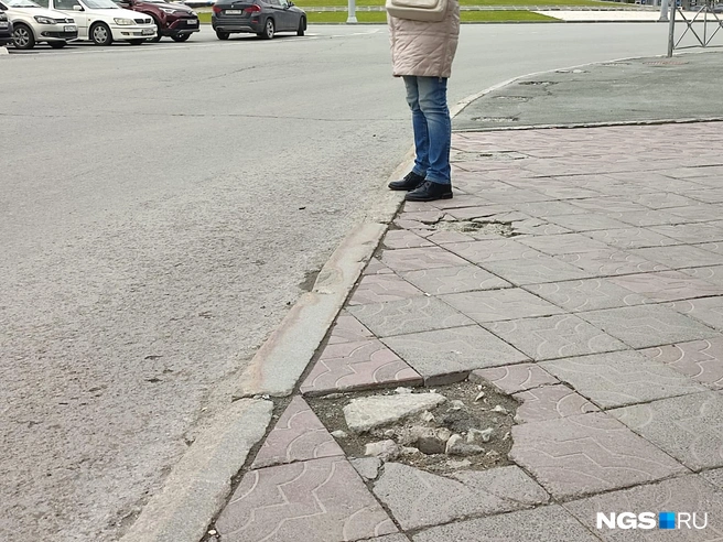 После того, как ограждения убрали, на плитке остались дыры | Источник: Илья Калинин / NGS.RU