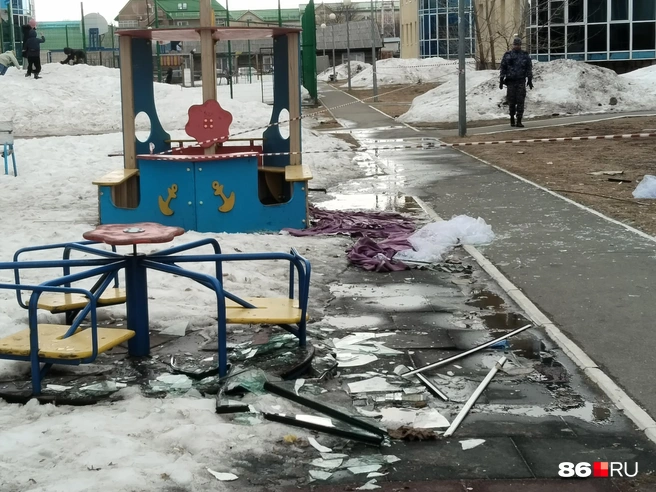 Двор и детская площадка засыпаны стеклом от вылетевших окон | Источник: Сабина Сафронова / 86.RU