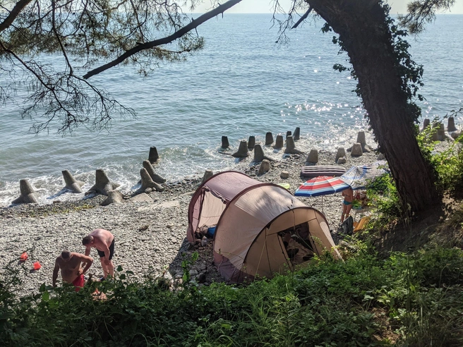 Некоторые россияне даже не снимают номера в гостиницах, а останавливаются в палатках  | Источник: Оксана Витязь