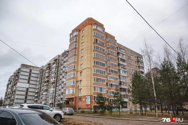Хорошо хоть по цвету можно определить, что это не совсем одно здание | Источник: Кирилл Поверинов