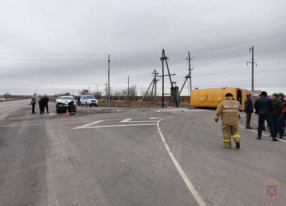 Один ребенок погиб, семь человек в больнице: всё, что известно о катастрофе школьного автобуса под Волгоградом