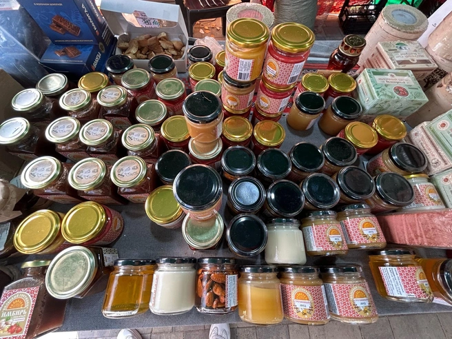 Мёда здесь тоже хватает. Например, банка гречишного стоит 400 рублей | Источник: Кристина Полевая / 29.RU