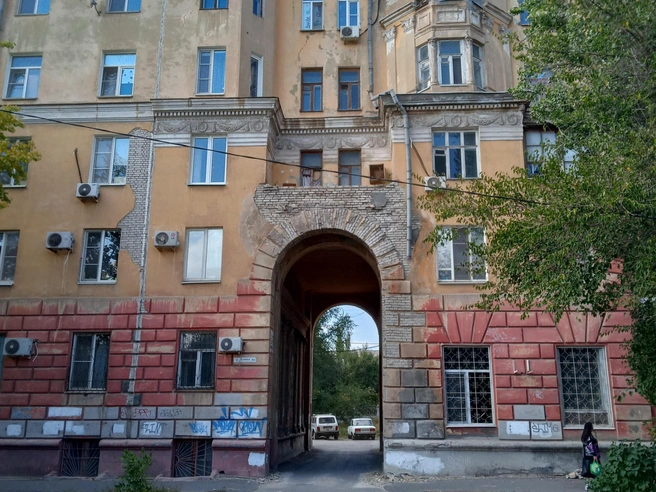 Состояние фасадов продолжает ухудшаться. | Источник: Максим Конобеевских