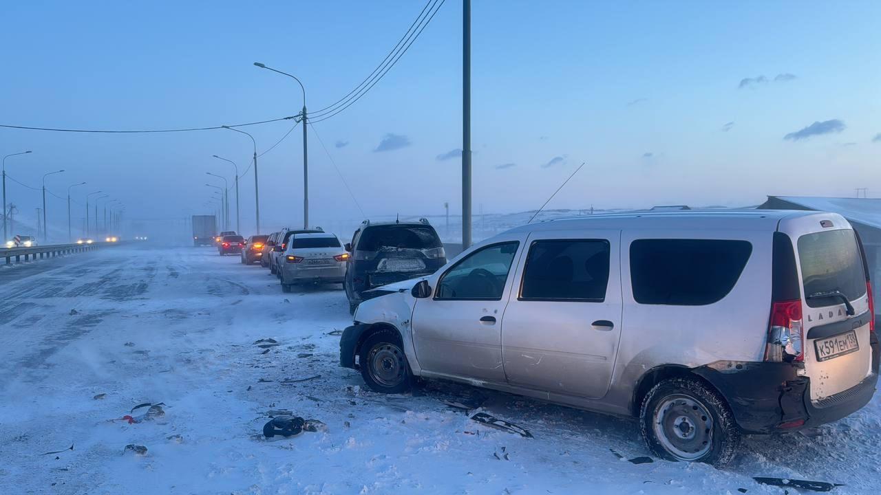 Участок трассы в аэропорт Красноярска перекрыли из-за аварии с 12  автомобилями - 15 января 2024 - НГС24.ру