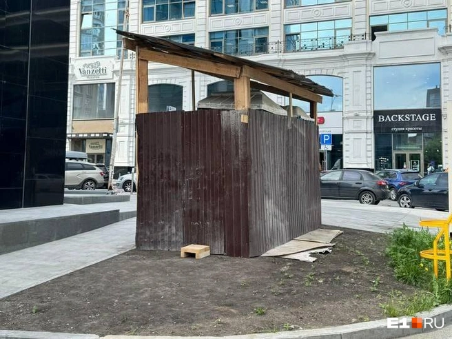 Биотуалеты поставили для рабочих, которые проводят ремонт | Источник: читатель E1.RU