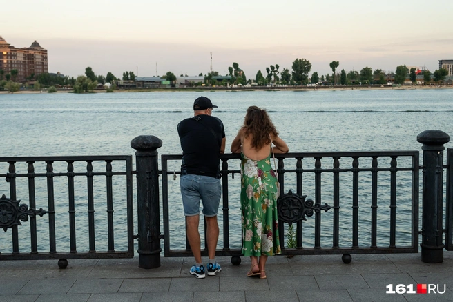 Теплые вечера вызывают желание выйти на прогулку, когда жары уже нет | Источник: Евгений Вдовин / 161.RU