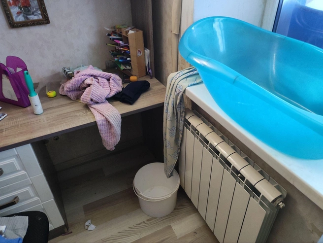 Зимние снегопады значительно усугубили ситуацию с протечками. | Источник: Денис Паустовский / V1.RU