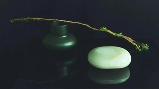 Латунь, оникс и ирисовое стекло: новая коллекция Колина Кинга для Zara Home
