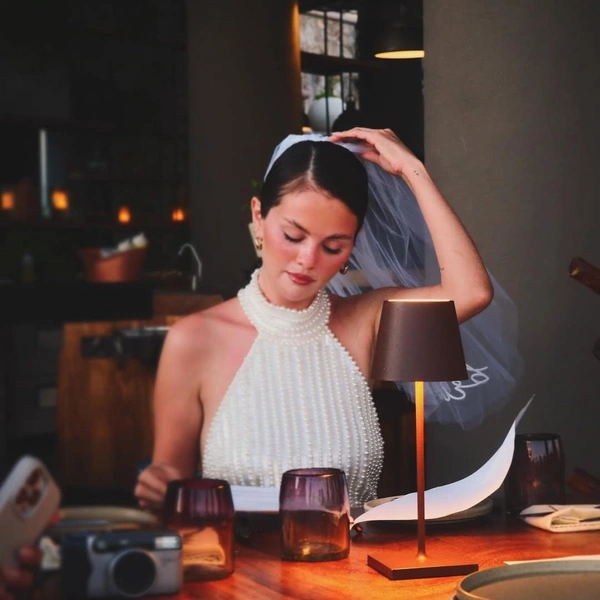 Селена Гомес в платье Retrofete | Источник: Instagram Cелены Гомес