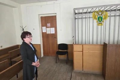 Уборщице из Каменска-Уральского назначили обязательные работы за избиение школьницы