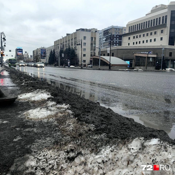 Снег, который сгребли к обочинам, почти не виден из-за грязи | Источник: Павел Красоткин / 72.RU