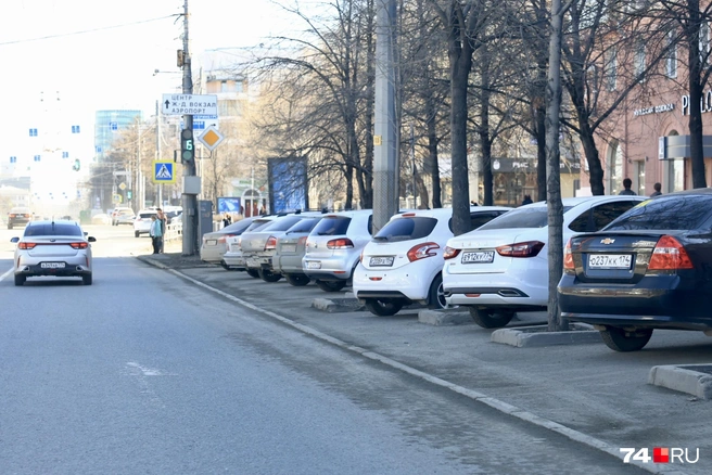 На проспекте Ленина идеально чисто&nbsp;— ни следа пыли. Но стоит свернуть с главной улицы&nbsp;— и пыль столбом | Источник: Михаил Шилкин