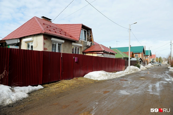 Поздней весной и летом улица превращается в реку | Источник: Ирина Тропина / 59.RU