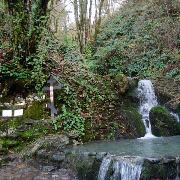 Работники монастыря соорудили купель | Источник: Оксана Витязь / SOCHI1.RU