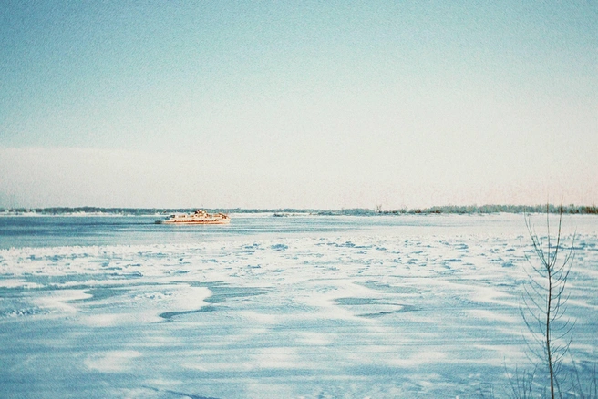 У берега лед сковал воду, но чуть дальше суда могут идти спокойно | Источник: Алена Демочкина
