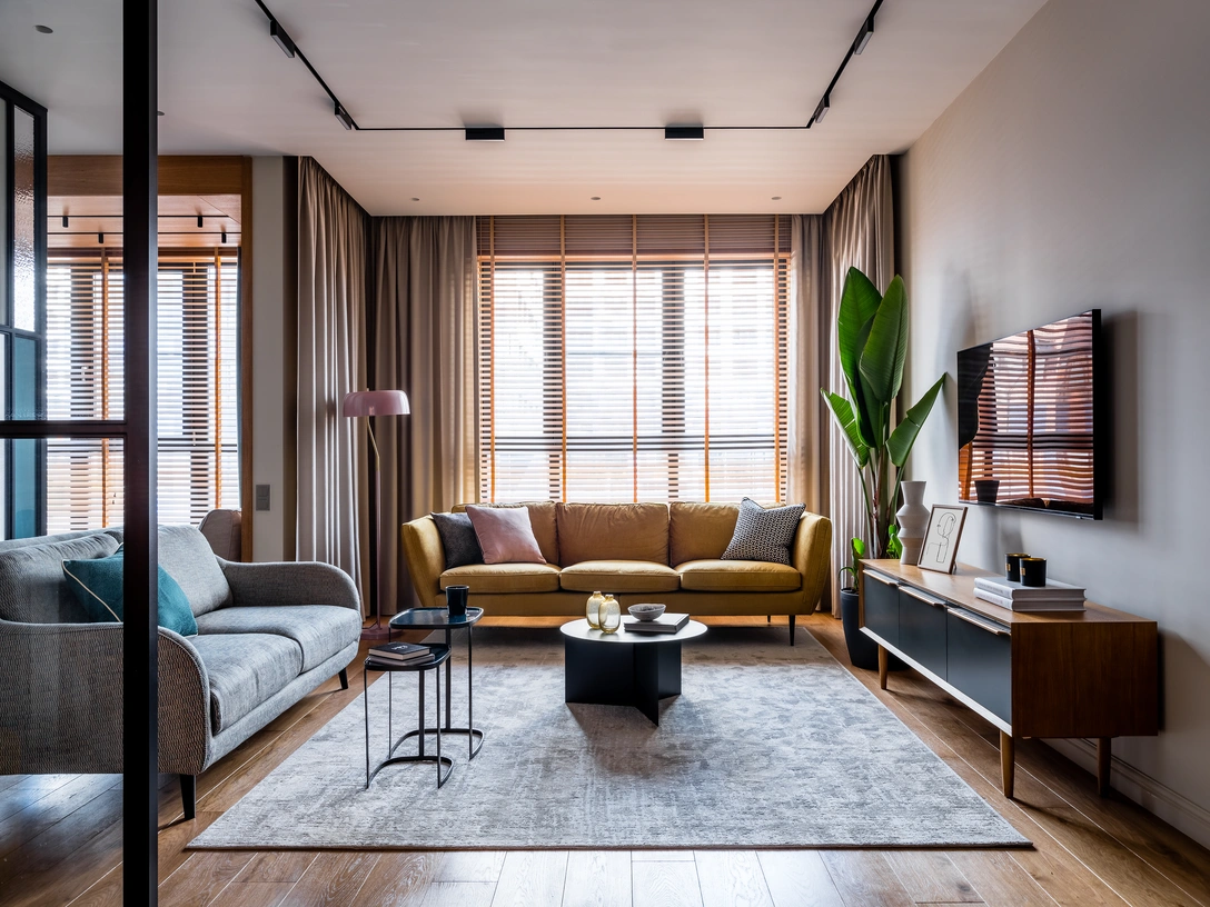 Напольная лампа, La Forma. Диваны, Sits. Ковер, Savory. Кофейный столик, Hay. Приставные столики, La Redoute. Подушки, Enere.It. Вазы из цветного желтого стекла, Astore Moscow. Текстиль и жалюзи на окнах, Sweet home atelier. Краска на стенах во всей квартире, Lanors. | Источник: Евгений Кулибаба