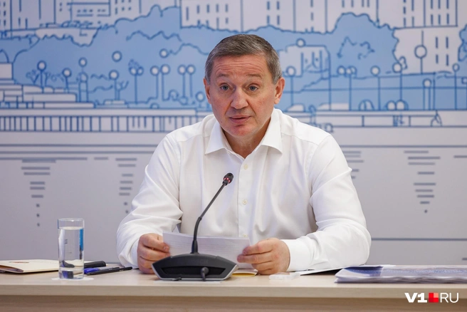 Начать заседание оргкомитета фестиваля #ТриЧетыре Андрей Бочаров решил с чек-листа преобразований города от сквера Станислава Говорухина до реконструкции площади Павших Борцов | Источник: Алексей Волхонский / V1.RU
