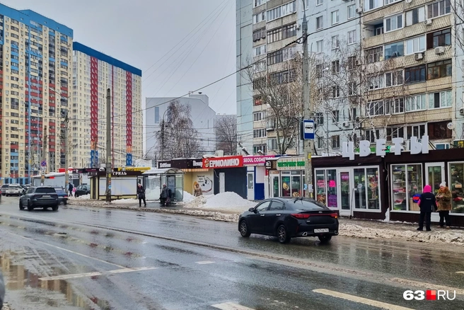 Рынок начинается (или заканчивается) у остановки автобуса | Источник: Роман Данилкин / 63.RU