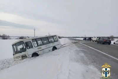Автобус вылетел в кювет при ДТП в Новосибирской области
