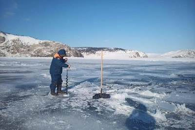 Rescuers search for two fishermen after UAZ plunges through Lake Baikal ice